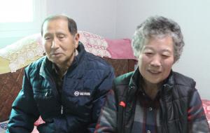 故 김동준 씨의 손자 김기학 씨와 손자며느리 임영순 씨.