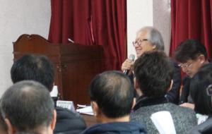 한밭대 심정보 교수가 원종석 연구원의 보고를 듣고 자문하고 있다.