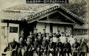갈산면 상촌리에 세워진 호명학교 자리에 설립된 갈산공립보통학교 제1회 졸업기념 사진. 뒤쪽 건물이 호명학교로 추정된다.