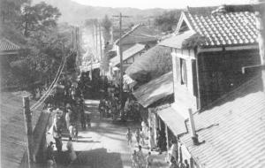 1945년 해방을 맞이한 홍성 풍경, 많은 이들이 운집해 태극기를 흔들며 해방의 기쁨을 누리고 있다.