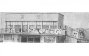 1963년 동보극장. 극장에서 데이트를 하는 연인들, 극장 간판 작업을 하던 노 화공들, 영화관 앞에서 오징어를 팔던 잡화상들, 그 모두는 지금 어디에서 무엇을 하고 있을까.