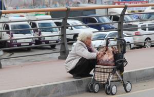 시장을 보긴 봤는데 다리는 아프고 어디 앉을 데도 없으니 아무데나 일단 쪼그려 앉아본다.