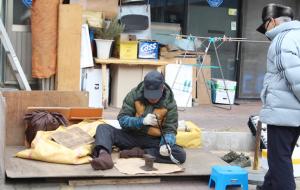 무엇이든 고장 난 물건은 다 손봐준다. 시장 한 켠에 좌판을 깔고 앉아 날을 갈고 있는 한 상인의 모습.