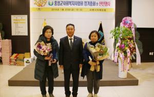 김 구 협회장이 지난 1년간 성실히 일한 복지사들의 공로를 치하했다.