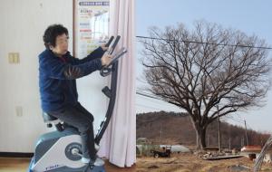 마을회관에서 운동을 하고 있는 주민(왼쪽 사진).1982년 마을보호수로 지정된 느티나무로 둘레는 3.8m, 높이는 19m에 달한다.