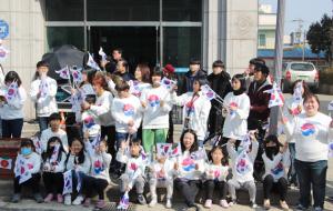 조양문과 제일은행 사거리 일대에 모인 어린이와 주민들이 태극기를 흔들고 있다.