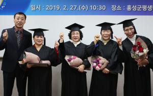 졸업식 후 정동우 행정복지국장과 졸업생들이 기념촬영을 했다.