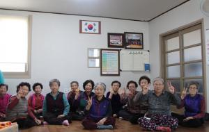 늘 마을회관에 모여 점심을 나눠 먹고 윷놀이 등을 하며 즐거운 시간을 보내는 마을 어르신들.