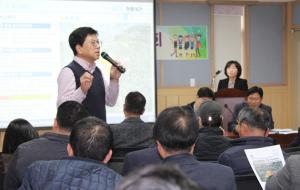 청소년문화의집 주민설명회에서 한 주민이 의견을 제시하고 있다.