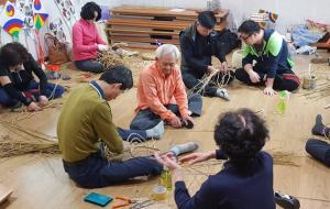 마을주민들이 짚공예프로그램에 참여하고 있다.