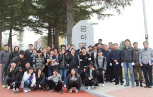 금마중학교 1학년 학생들과 금마면 기관단체장들이 교명석 제막식 참가 후 기념촬영을 했다.