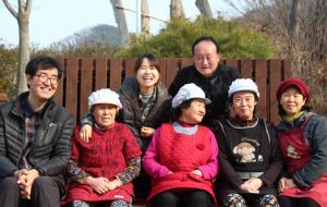 오서산산촌마을센터에서 매일매일 삶의 보람을 느끼며 일하고 있는 마을주민들과 권영호 이장, 송점순 사무국장이 함께 했다.