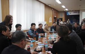 군민계획단 참여자들이 홍성에 대한 토론을 하는 모습.