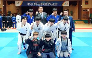 충남대표에 선발된 송준하(윗줄 왼쪽) 학생과 이형건(윗줄 오른쪽) 학생을 비롯해 대회에 참석한 학생들과 김용환 관장(윗줄 가운데)이 함께 기념사진을 촬영했다.