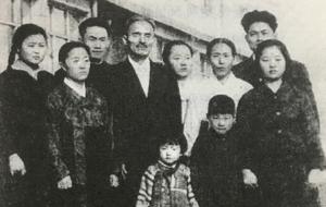 한보국과 딸, 손자들. 한보국이 사망하기 이전 평양에서 촬영했다.(한용운 연구 자료사진)