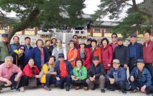 졸업 56주년 기념 여행으로 경주 불국사를 찾은 금마초 31회 동창회원들.