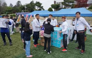 지난 28일 개최된 결성중학교 기별체육대회에서 동문들을 위해 준비된 풍성한 상품들을 나눠주고 있다.