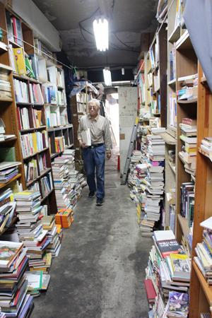 서대문구 영천시장의 골목에 있는 ‘골목책방’ 모습.