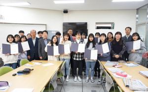지난 18일 위촉식을 마친 후, 홍주신문&#8231;학교 관계자들과 함께 학생들이 기념사진을 촬영하고 있다.