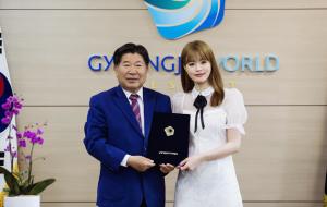 최건환 경주월드 대표이사(사진왼쪽)와 가수 한여름.