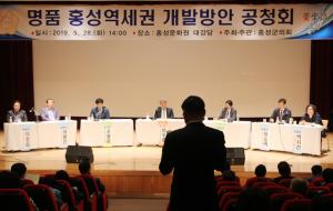 한 군민이 토론 참석자에게 질의를 하고 있다.