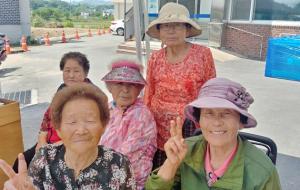 왼쪽부터 전병희(87), 이종례(82), 장동순(82), 이해상(78), 정달분(83)