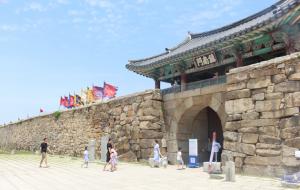 해미읍성의 정문인 진남문.