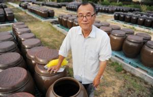 “바디감이 묵직하죠”라며 항아리 뚜껑을 열어 향을 맡아보라는 정재춘 대표.