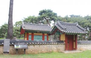 고마나루 솔밭에 위치한 웅신단.