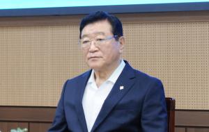 민선7기 취임 1주년을 맞아 기자간담회를 열어 질문에 답하는 김석환 홍성군수.