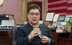 취임1주년을 맞아 본지와 단독 인터뷰를 하고 있는 김헌수 홍성군의회 의장.
