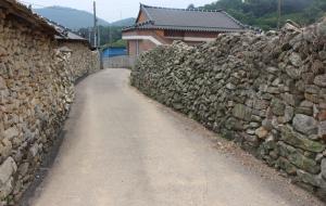 정읍 상학마을 돌담은 돌만 갖고 쌓은 ‘강담’으로 차곡차곡 쌓아 올린 것이 특징이다.