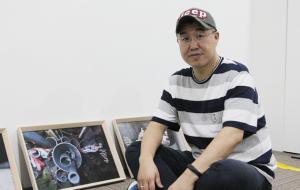 김하연 작가가 자신의 작품 사진들 앞에서 포즈를 취했다.
