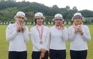 홍성군청 양궁팀 선수들이 은메달을 들어 보여주고 있다.