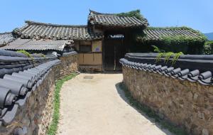 전남 담양의 창평 삼지천마을의 돌담은 토석담이 대부분으로 500년 역사가 묻어나면서 ‘슬로시티 창평’의 상징같은 존재로 꼽히고 있다.