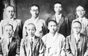 항일비밀결사 만당의 주역들, 뒷줄 우측 두 번째 부터 차례로 최범술·김법린·허영호. 앞줄 우측 첫 번째가 김상호이고, 네 번째가 강유문이다. 현재까지 밝혀진 만당의 주요 구성원은 총 24명이지만 전체 당원은 80여명에 달했다고 한다. 중앙에 본부를 두고 주요 지방에 지부를 뒀으며, 동경에 특수 지구를 뒀다고 한다. 초기 만당의 결성은 3차례에 걸쳐서 이뤄졌다. 1930년 5월경 조학유, 김상호, 김법린, 이용조 등의 1차 결사가 있었고, 이들의 검증을 거쳐 2차로 입당한 승려는 조은택, 박창두, 강재호, 최봉수였으며, 3차로 박영희, 박윤진, 강유문, 박근섭, 한성훈, 김해윤 등이 합류했다.사진출처= 법보신문