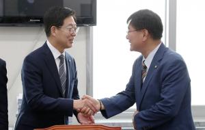 지난 17일, 양승조 충남도지사(사진 왼쪽)와 이헌승 소위 위원장(사진 오른쪽).
