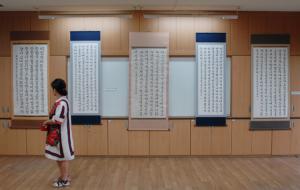 옛 대평초 교실에 들어서면 미술작가들의 작품을 만날 수 있다.