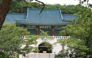 만해 한용운이 불교대전 편찬을 위해 고려대장경 1511부 6802권을 빠짐없이 열람했던 양산의 영축산 성보박물관 전경.