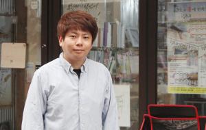 신동호 청년PD가 홍성전통시장 내 관광두레사랑방 앞에서 옅은 미소를 짓고 있다.