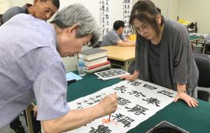 과제로 받은 체본(體本)을 스승에게 교정받는 홍주서학회 동아리 학서자(學書者).
