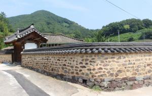 경남 의령의 오운마을 옛 돌담은 막돌과 진흙을 섞어 쌓거나 돌과 돌 사이에 강회를 발라 빗물이 스미지 않도록 쌓은 토석담이 주를 이룬다.