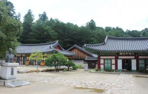 만해 한용운이 첫 출가한 백담사에는 만해동상과 만해당, 만해기념관 등 만해의 흔적이 짙게 남아있다.