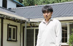 암행어사게스트하우스 마당에 서 있는 김영준 대표.