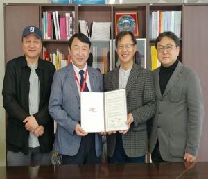 홍성국제단편영화제와 전주국제영화제가 MOU를 체결한 후 기념사진을 촬영하고 있다.