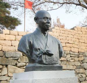 홍주읍성 성벽에 세워져 있는 만해 한용운 선사의 흉상