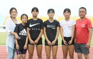 왼쪽부터 어머님 김연미, 광천초3학년 복현지, 한수아, 홍성여중 2학년 이서영,  황보라, 코치 박상찬.