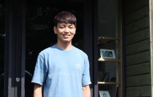 ‘민택기 사진관’ 앞 이준표 사진가. 한 낮의 뜨거운 햇살 아래서도 그는 활짝 웃었다.