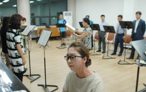 홍성문화원 2층 연습실에서 노래 연습에 한창인 조이합창단.