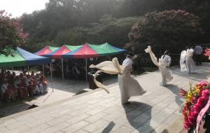 만해 사당 앞에서 살풀이 춤을 추고 있는 홍성군립무용단.